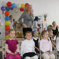 Dzieci słuchające odczytu na otwarciu CRDZ Wesoły Uśmiech